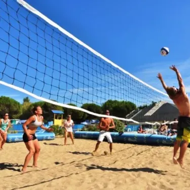 Jeux de beach volley au Camping Bois d'Amour