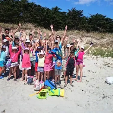 Enfants du Camping Bois d'Amour souriants sur la plage