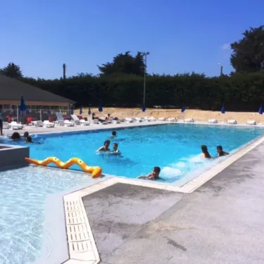 Photo camping Camping Bois d'Amour avec piscine et chaises longues