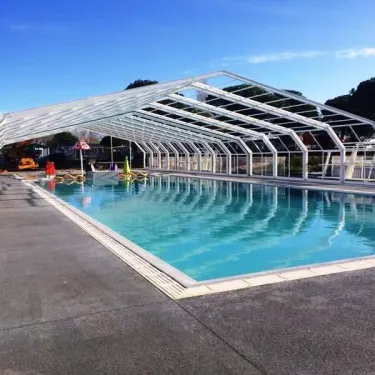 Piscine couverte au Camping Bois d'Amour sous un ciel bleu.