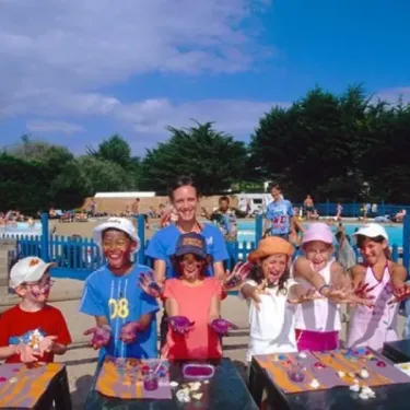 Enfants avec des mains colorées au Camping Bois d'Amour