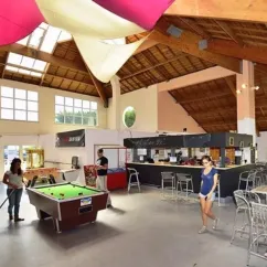 Salle de jeux avec billard et bar dans le Camping Bois d'Amour.