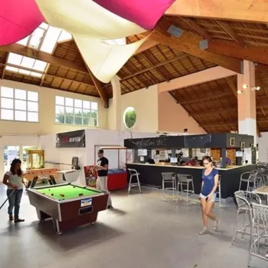 Salle de jeux avec billard et bar dans le Camping Bois d'Amour.