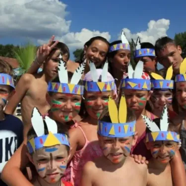 Enfants en tenue indigène au Camping Les Cigales