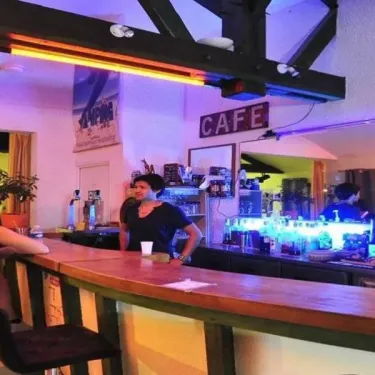 Bar Café avec serveuse et client au Camping Les Cigales