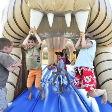 Enfants dans une structure gonflable au Camping Les Cigales