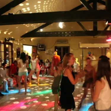 Photo camping Les Cigales : soirée dansante sous projecteurs