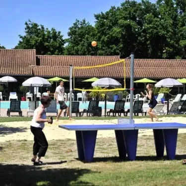 Photo camping Les Cigales : jeu de ping-pong sur plage