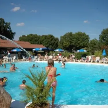 Groupes de personnes se baignent dans la piscine du Camping Les Cigales