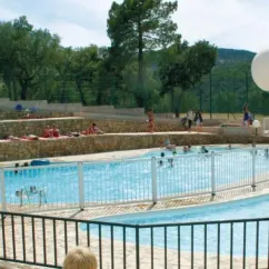 Piscine avec enfants et adultes au Camping Le Grand Calme