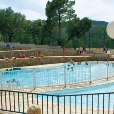 Piscine avec enfants et adultes au Camping Le Grand Calme