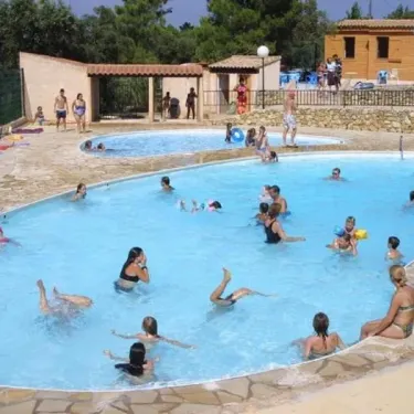Piscine ovale animée, personnes nageant et se détendant, Camping Le Grand Calme