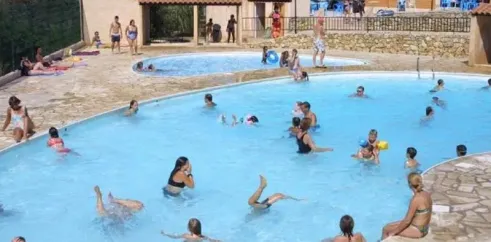 Piscine ovale animée, personnes nageant et se détendant, Camping Le Grand Calme