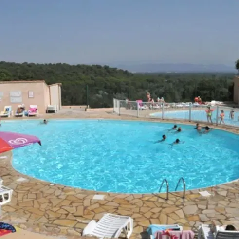 Piscine extérieure avec enfants et adultes, Camping Le Grand Calme