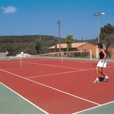 Deux joueuses de tennis sur un court rouge au Camping Le Grand Calme