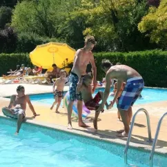 Enfants jouant autour d'une piscine au Camping Le Céou