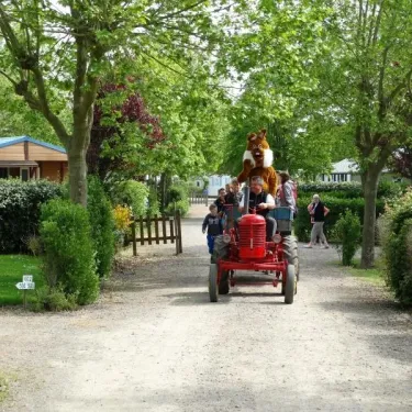Tracteur décoratif avec mascotte dans la cour du Camping La Grand Métairie