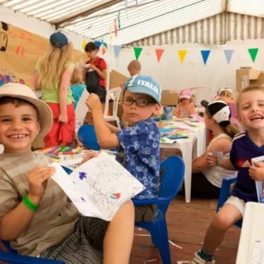 Enfants créent des dessins à l'atelier artistique du Camping La Grand Métairie.