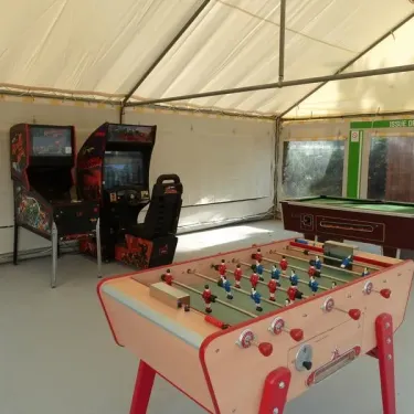 Table de football à l'intérieur d'une tente, Camping Les Samaras