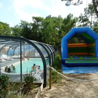 Piscine couverte et bounce house au Camping Les Samaras