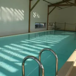 Piscine intérieure sous toit en bois au Camping Fram Nature