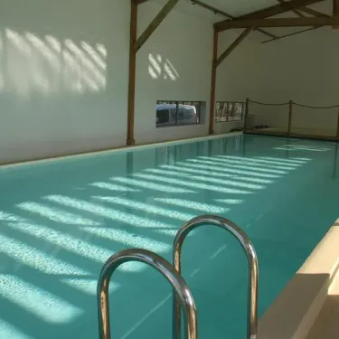 Piscine intérieure sous toit en bois au Camping Fram Nature