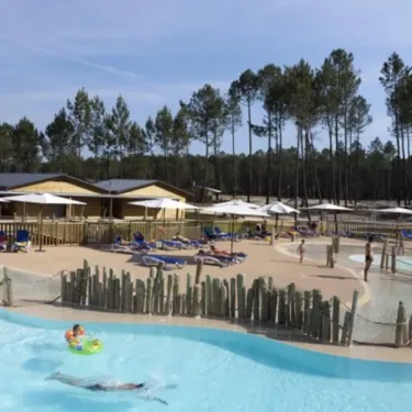 Piscine avec enfants et cabanes en bois au Camping Fram Nature