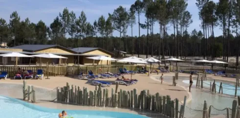 Piscine avec enfants et cabanes en bois au Camping Fram Nature