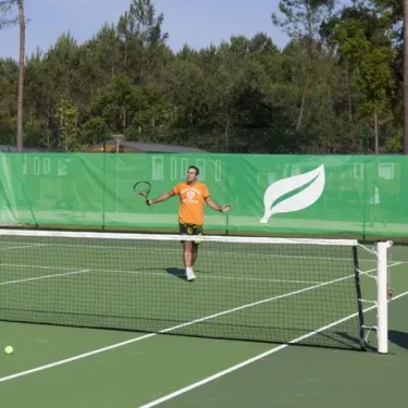 Jeux de tennis sur court extérieur au Camping Fram Nature