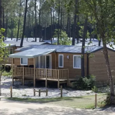Photo camping Fram Nature : cabane en bois avec balcon