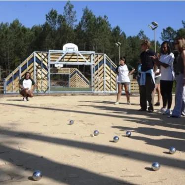 Partie de boules dans un espace sablonneux au Camping Fram Nature