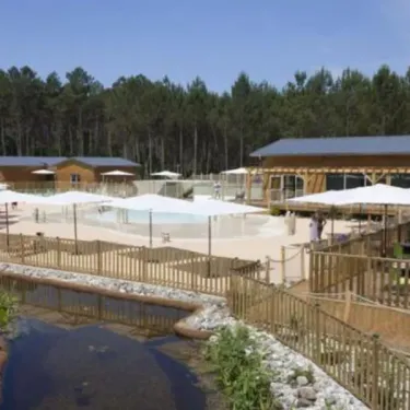 Photo camping Fram Nature : piscine entourée de parasols