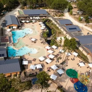 Vue aérienne du camping Fram Nature avec piscine, parasols et structures bois.
