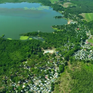 Vue aérienne du camping entouré de forêt et d'un lac, Camping Azu'Rivage