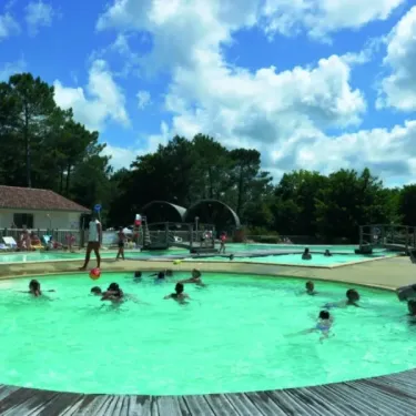 Piscine circulaire avec enfants nageant, Camping Azu'Rivage