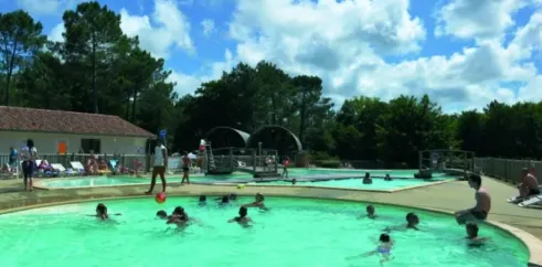 Piscine circulaire avec enfants nageant, Camping Azu'Rivage