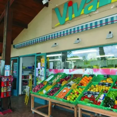 Magasin Viva' avec fruits et légumes en boîtes vertes, Camping Azu'Rivage