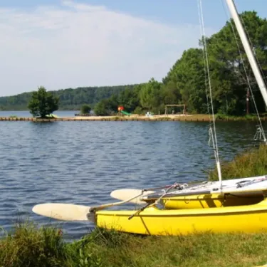 Bateau jaune au bord d'un lac, Camping Le Col Vert