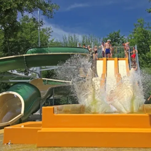 Camping Le Col Vert : toboggan aquatique en plein fonctionnement avec des visiteurs.