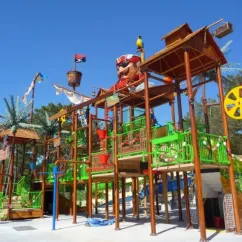 Structure de jeu pirate colorée dans le parc aquatique, Camping La Côte d'Argent