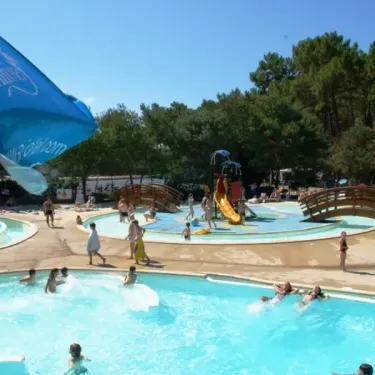 Piscine avec toboggan et enfants jouant, Camping La Côte d'Argent