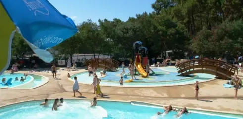 Piscine avec toboggan et enfants jouant, Camping La Côte d'Argent