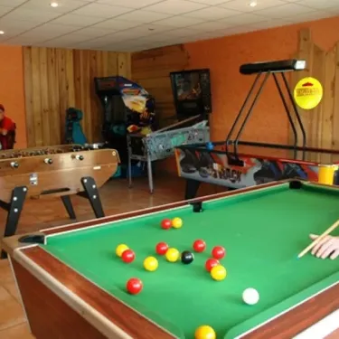 Jeux de billard dans une salle avec pinball et football sur le terrain