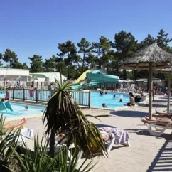 Piscine avec toboggan et personnes en train de nager au Camping Le California