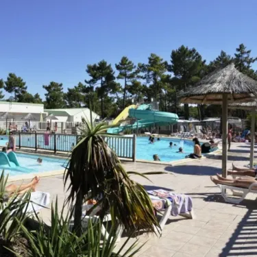 Piscine avec toboggan et personnes en train de nager au Camping Le California