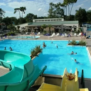 Piscine avec toboggan et personnes autour à Camping Le California