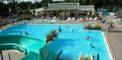 Piscine avec toboggan et personnes autour à Camping Le California