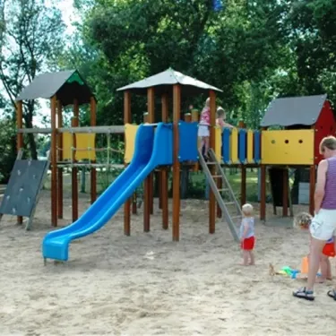 Enfants jouant sur un parc d'attractions avec toboggan bleu au Camping Le California