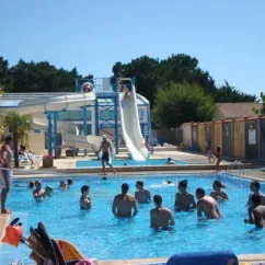 Camping Le Chaponnet : piscine avec toboggan et enfants nageant