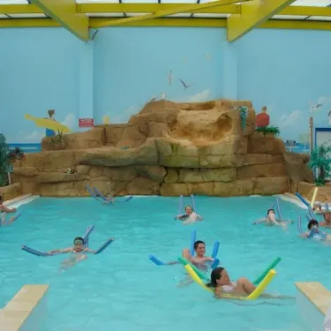 Camping Le Chaponnet : piscine intérieure avec flottaison et bâtonnets de natation